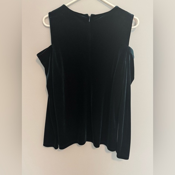 Calvin Klein Women’s Green Velvet Cold Shoulder Blouse Size L Holiday Jewel tone - Picture 4 of 6